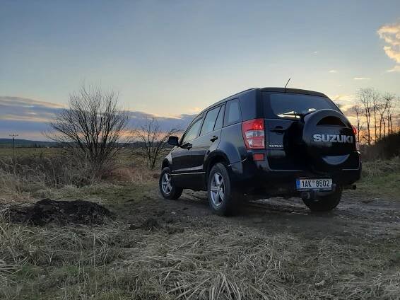 Poctivý off-road ze staré školy, který se v přírodě neztratí. Dvanáct let na hrbu, ale tohle Suzuki Grand Vitara pořád jezdí skvěle