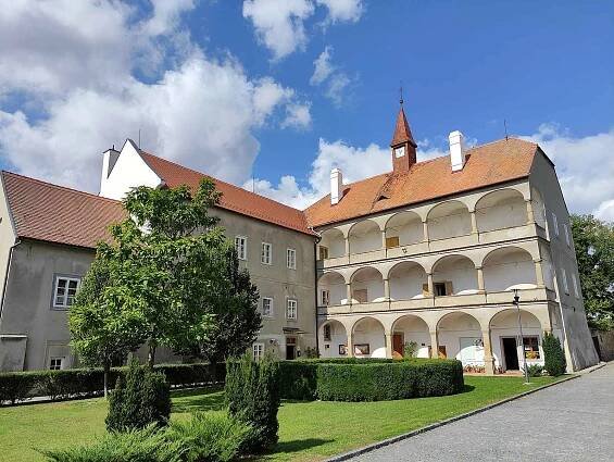 Podzimní zastavení v Bohuticích. Renesanční zámek vznikl v 16. století přestavbou tvrze a má tyto typické renesanční arkády. Dole si můžete prohlédnout ony dřevěné postavy křížové cesty.
