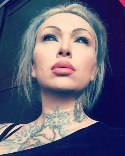 Londýnská tatérka si píchla inkoust do oka.