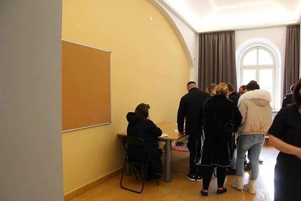 V středu 2. března se v Pardubicích otevřelo krajské asistenční centrum pomoci Ukrajině (KACPU). Pracovníci krajského úřadu budou dvacet čtyři hodin denně koordinovat služby ukrajinským občanům.