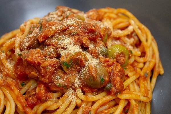 Spaghetti alla puttanesca con tonno - Vedi Che ti Mangi