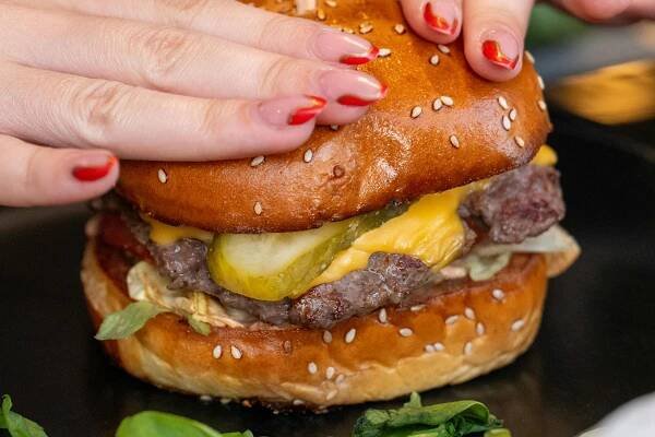 Lahodný Cheeseburger S Okurkami Na Talíři · Základová fotografie zdarma