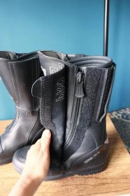 Velcro straps at the front of the Daytona Travel Star Pro GTX boots
