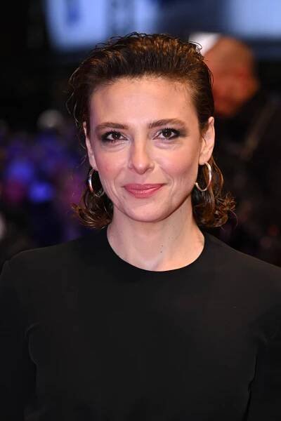 Galerie: Festival Berlinale ve znamení přirozenosti. Rudou vynesla Caro Daur | Elle.cz