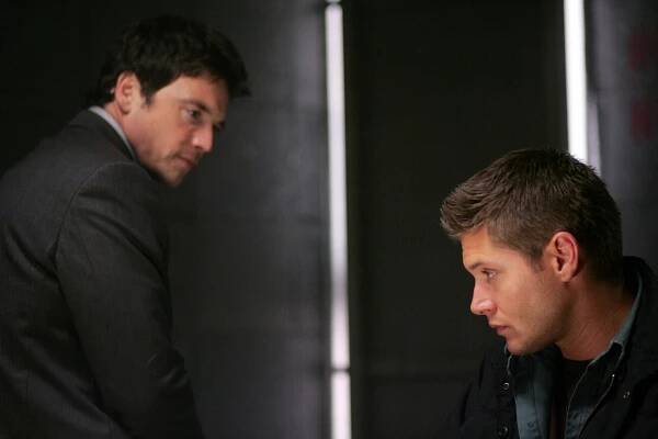 Lovci duchů - Obvyklí podezřelí - Z filmu - Jason Gedrick, Jensen Ackles
