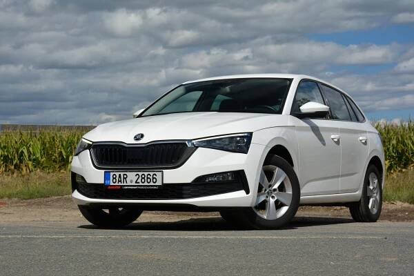 Fakt potřebujete Octavii? Ojetá Škoda Scala je takový boleslavský Golf. Je spolehlivá, prostorná a skoro vás nebude štvát