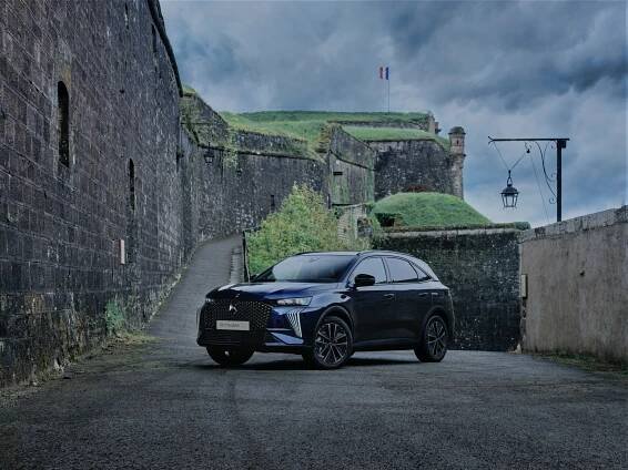 Automobilka DS Automobiles odhalila pancéřovaný plug in hybrid DS 7 VAUBAN