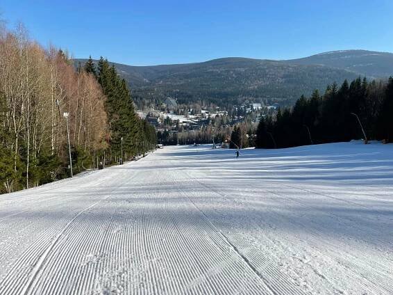 Ideální lyžařské podmínky za jarní ceny ve Skiarealu Harrachov až do Velikonoc! - SněhovýServis.cz