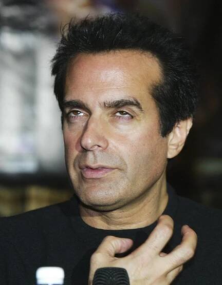 Copperfield musel odhalit před soudem svůj slavný trik. Jak dokáže „teleportovat“ 13 lidí?