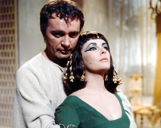 Richard Burton (1925 - 1984), British actor, and Elizabeth Taylor (1932 - 2011), British actress, both in costume in a publicity still issued for the film, 'Cleopatra', 1963. The historical drama, directed by Joseph L Mankiewicz (1909 - 1993), starred Burton as 'Mark Antony', and Taylor as 'Cleopatra'. 