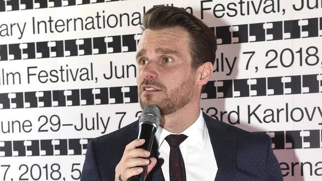 Mareš porušil slib: Objevil se ve Varech kvůli prachům. Festival spěje k závěru mejdany s českou Barbie, Klusem i Balzerovou - Super.cz
