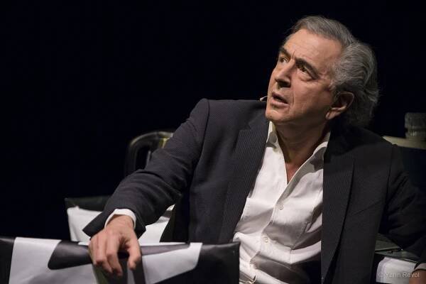 Bernard-Henri Lévy sur la scène Teatro Nuevo Apolo pour sa pièce « Looking for Europe »