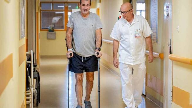 Obě kyčle najednou. Lékaři v Ostravě předvedli nevídanou operaci