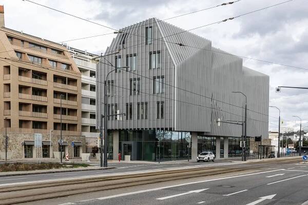 Kancelárska budova VYDRICA Offices. V pozadí sa nachádzajú bytové domy štvre Vydrica