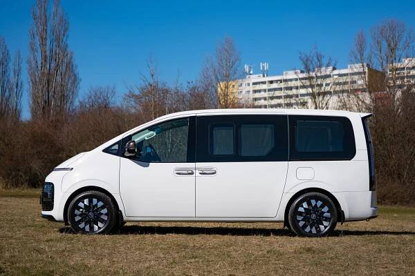 Sci-fi dodávka Hyundai nově bez dieselu. Co to Starii přineslo a o co přišla?