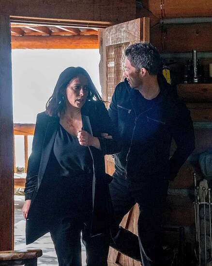 Jennifer Love Hewitt and guest star Brian Hallisay in the all-new Fight or Flight episode of 9-1-1 