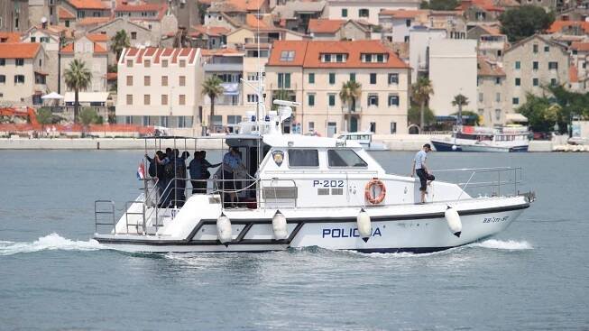 Chorvatská policie zachránila muže s dítětem. Hned potom jim dala velkou pokutu