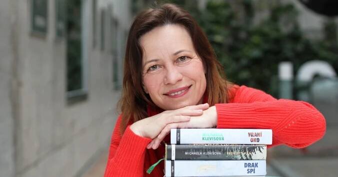 V detektivkách Michaely Klevisové tvoří příběh prostředí, charaktery a vztahy, ne mrtvoly