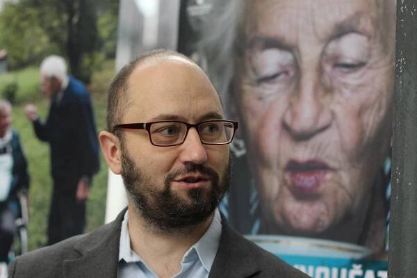 Senioři nejsou ignoranti. Dělají se ale opatření v jejich prospěch, o která nestojí, říká psycholog Klimeš