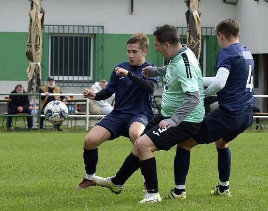 Fotbalisté Havřic (světlé dresy) doma schytali výprask se Slováckem C, kterému podlehli 1:6.