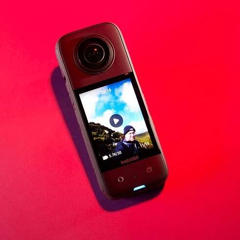 Studiová fotografie fotoaparátu Insta360 X3 na červeném pozadí