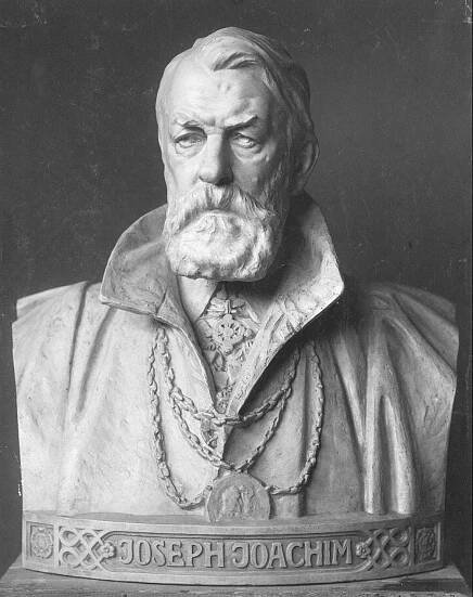 Die Büste Joseph Joachims im Talar der Königlichen Akademie 