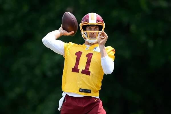 Washington Redskins quarterback Alex Smith looks to pass during practice.
