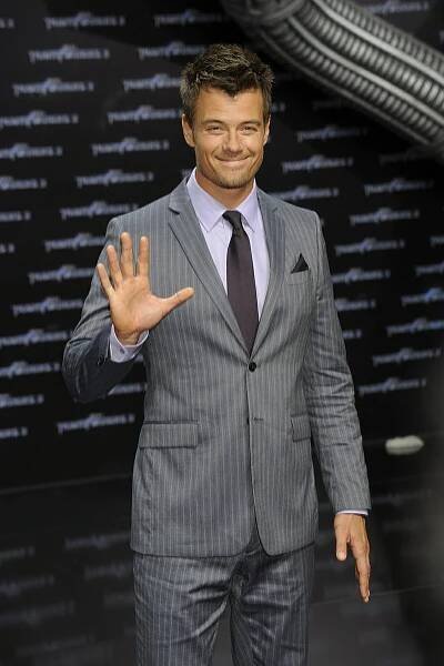 Krasavec z filmu Transformers Josh Duhamel pomáhá obětem povodní