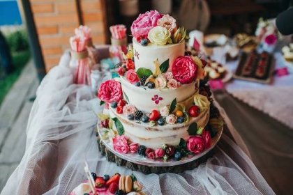 Svatební dort, který nemá jen tak každý! B-cake jsou pečené s láskou, přímo pro vás - Svatební blog