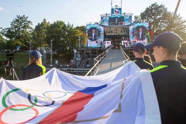 Lafata vlajkonošem, jachting se vrací po 7 letech. Začátek Olympiády dětí a mládeže otřásl Jihočeským krajem | www.kraj-jihocesky.cz