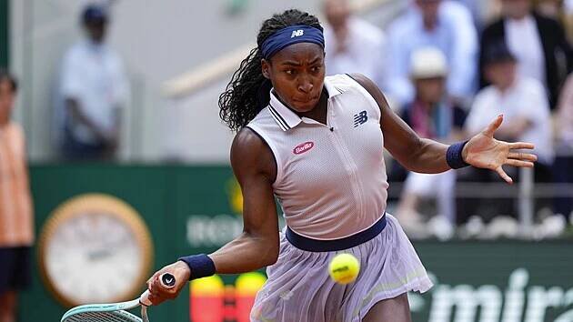 Američanka Coco Gauffová se napřahuje k úderu v semifinále Roland Garros.