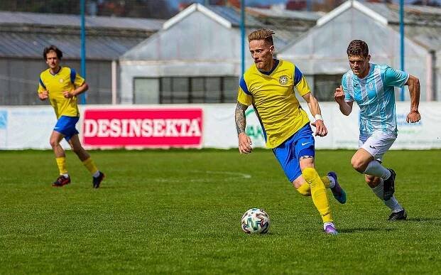 Fotbalisté SK SENCO Doubravka (na archivním snímku hráči ve žlutých dresech) porazili v závěrečném kole letošní sezony domácí Sedlčany 5:1.