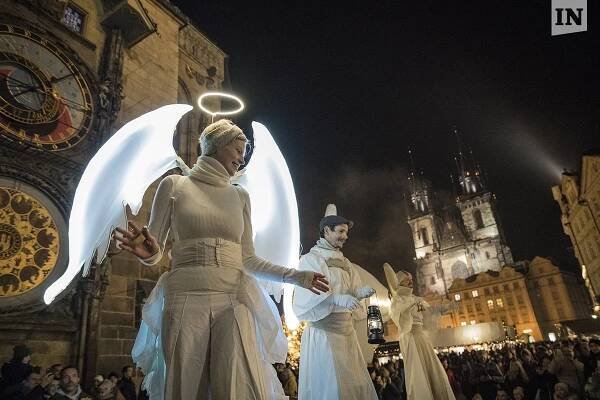 Andělé na první adventní neděli v centru Prahy