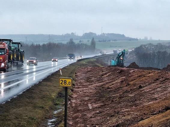 Na středočeské dálnici D7 panuje čilý ruch, doprava zatím není omezena