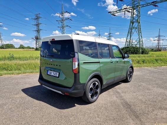 Umí i to, co už konkurenti zapomněli. Ford Tourneo Courier ukazuje limity SUV
