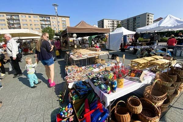 Třešně za 240 korun, fronty na maso. Farmářské trhy v Havířově baví i sytí