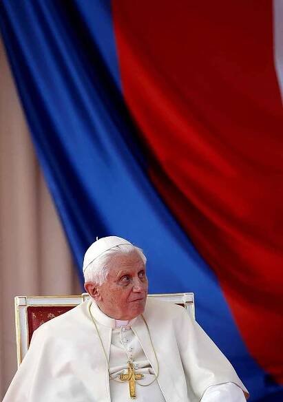 Papež Benedikt XVI. po příletu na třídenní návštěvu Čech 26. září na letiště ve Staré Ruzyni v Praze.