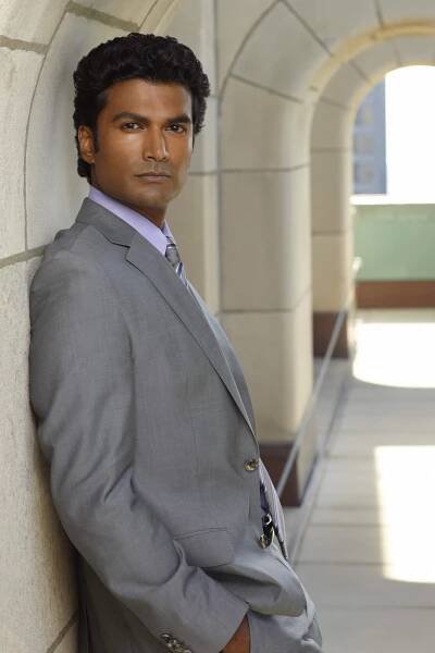 V utajení - Promo - Sendhil Ramamurthy