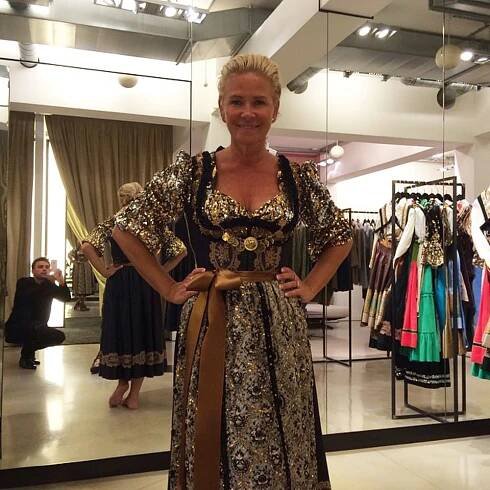 Auf zum Dirndl-Kauf! Für Claudia Effenberg muss es etwas Glitzerndes sein.