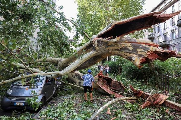Bouře v Itálii provázely i obří kroupy až 19 cm velké! Na jihu evakuovali turisty kvůli požárům