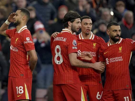 Hráči Liverpoolu oslavujú gól