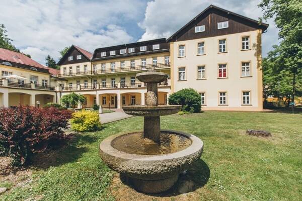 Galerie - exteriéry lázní | Tereziny lázně Dubí