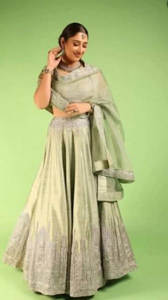 Disha Parmar’s Top 10 Stylish Looks