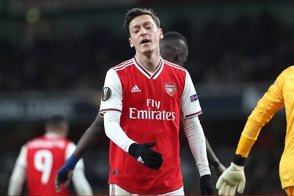 Mesut Özil naštval fanoušky Arsenalu: Budu tady do posledního dne své smlouvy, prohlásil