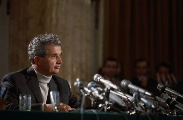 Ceausescu s'exprimant lors d'une conférence de presse