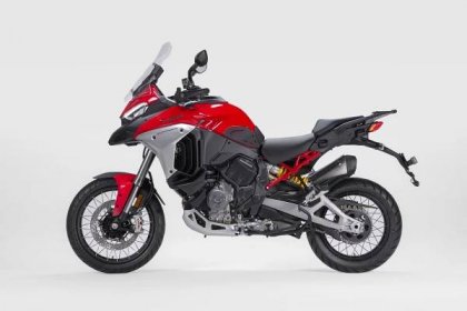 Ducati managed to redesign the front part of the Multistrada V4 without changing its visual identity in order to fit a larger 30-liter fuel tank to the 2023 Rally