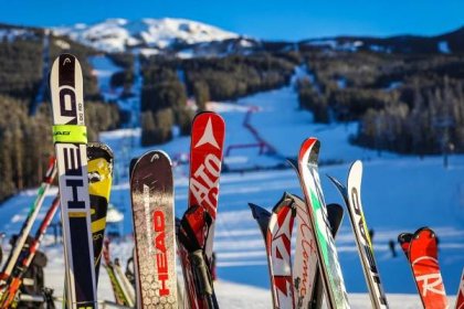 Za kolik budete letos lyžovat? Průměrná cena českých středisek je nad pětistovkou za den
