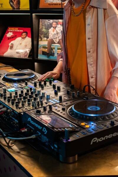 Un DJ mixant quelques morceaux à la table de mixage