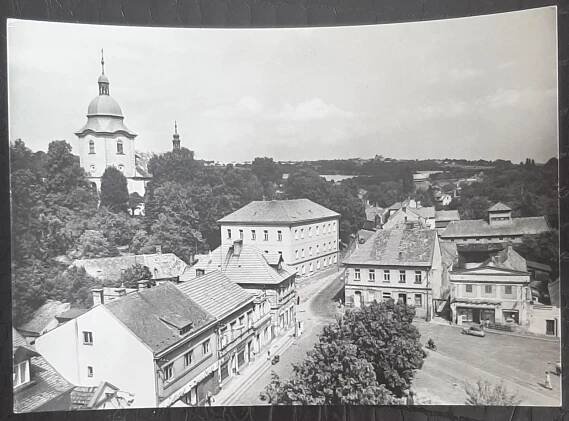 Mladá Boleslav Dobrovice náměstí domy obchod kostel auto  - Pohlednice místopis