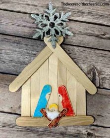 Craft Stick Nativity Scene and Manger #christmas #nativity #manger #kidscrafts Preschool Christmas Crafts, Popsicle Stick Birdhouse